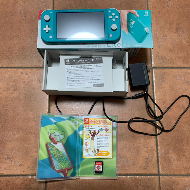 Nintendo Switch(ニンテンドースイッチ)のNintendo Switch Lite ポケモンソードセット　美品 エンタメ/ホビーのゲームソフト/ゲーム機本体(家庭用ゲーム機本体)の商品写真