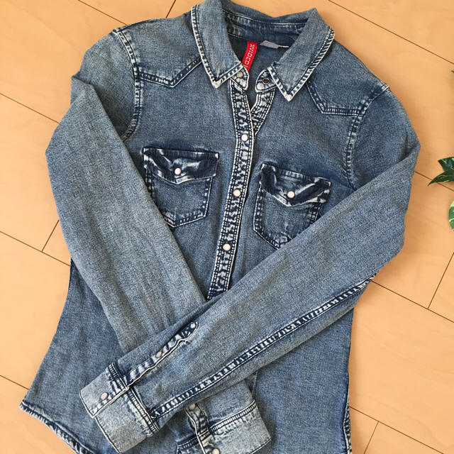 H&M(エイチアンドエム)の新品♡デニムシャツ レディースのトップス(シャツ/ブラウス(半袖/袖なし))の商品写真