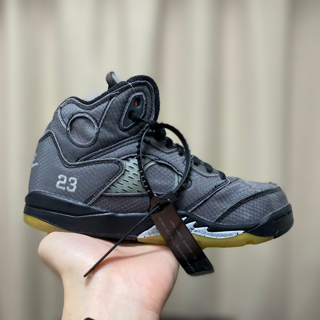 NIKE(ナイキ)のNIKE×OFFWHITE AIR JORDAN 5 RETRO SP キッズ/ベビー/マタニティのキッズ靴/シューズ(15cm~)(スニーカー)の商品写真