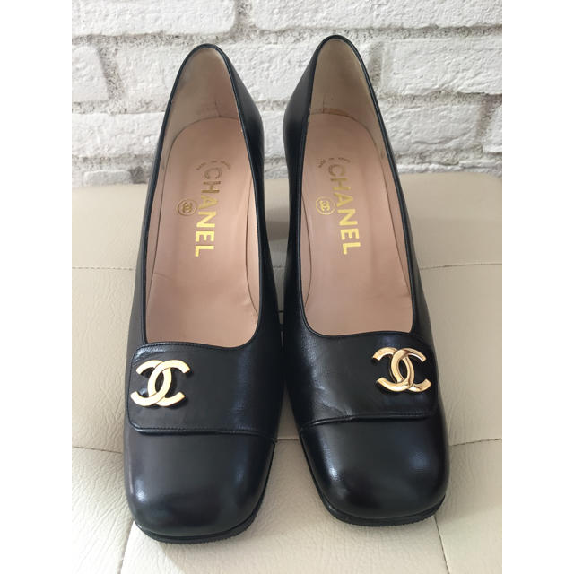 CHANEL(シャネル)の美品 CHANEL シャネル パンプス ブラック ココマーク ゴールド 37 レディースの靴/シューズ(ハイヒール/パンプス)の商品写真