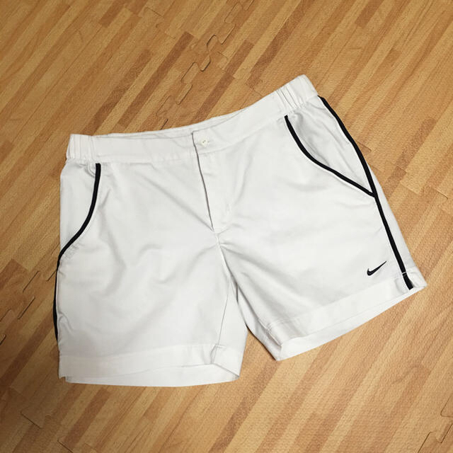 NIKE(ナイキ)のナイキ ショートパンツ 白 レディースのパンツ(ショートパンツ)の商品写真