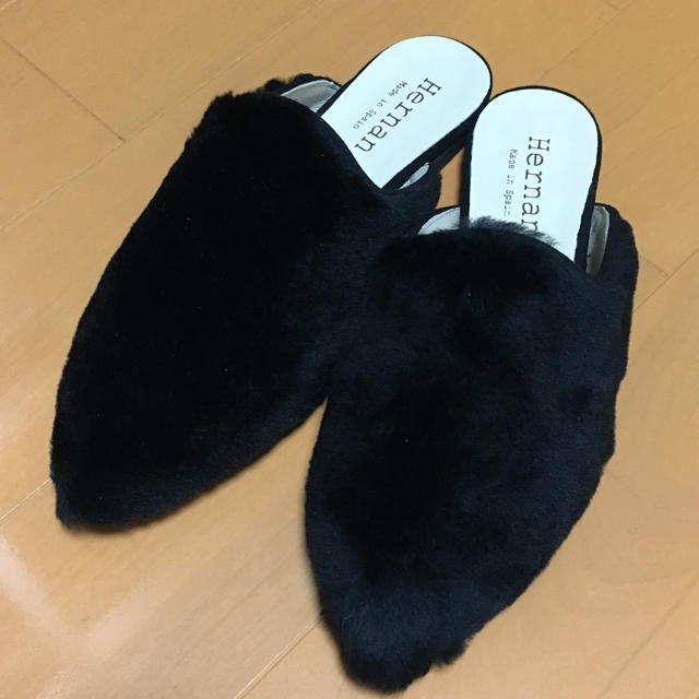 【新品】ブラックフラットファーミュール・ファーサンダル レディースの靴/シューズ(ミュール)の商品写真