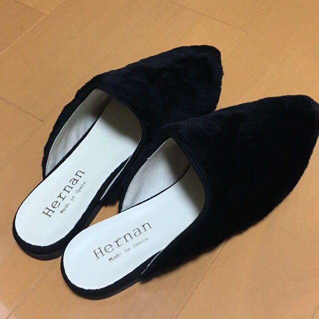 【新品】ブラックフラットファーミュール・ファーサンダル レディースの靴/シューズ(ミュール)の商品写真