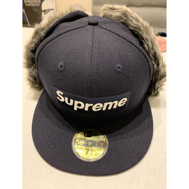 Supreme(シュプリーム)のSupreme Earflap New Era 7 1/2 Navy メンズの帽子(キャップ)の商品写真