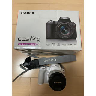 キヤノン(Canon)のEOS Kiss X9　デジタル　一眼レフ　カメラ　レンズキット ホワイト(デジタル一眼)