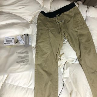 フィアオブゴッド(FEAR OF GOD)のfog essentials cargo pants khaki(ワークパンツ/カーゴパンツ)