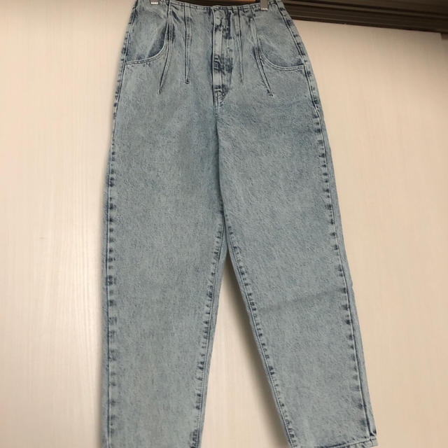 ZARA(ザラ)のZARAザラ新品未使用ケミカルデニム9号 レディースのパンツ(デニム/ジーンズ)の商品写真