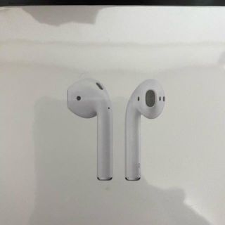 アップル(Apple)のAirPods with Charging Case MV7N2J/A(ストラップ/イヤホンジャック)