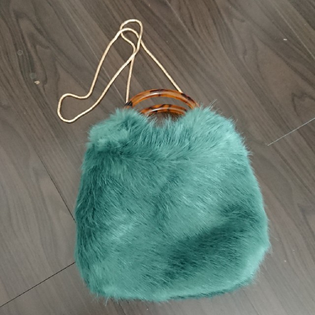 ZARA(ザラ)のZARA☆フェイクファー☆bag レディースのバッグ(ショルダーバッグ)の商品写真