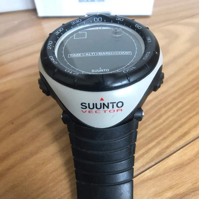 SUUNTO(スント)のスントベクター　SUUNTO　ホワイト×ブラック メンズの時計(腕時計(デジタル))の商品写真