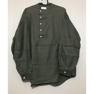 ユナイテッドアローズ(UNITED ARROWS)のEN ROUTE シャツ　カーキ　バンドカラー　アシンメトリー(シャツ)