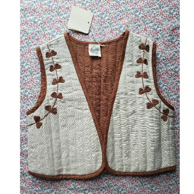 Caramel baby&child (キャラメルベビー&チャイルド)のタグつき新品 APOLINA  BO GILET  ALABASTER 3-5y キッズ/ベビー/マタニティのキッズ服女の子用(90cm~)(ジャケット/上着)の商品写真