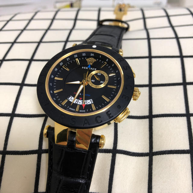 VERSACE(ヴェルサーチ)のVERSACE gmt メンズの時計(腕時計(アナログ))の商品写真