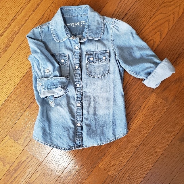 babyGAP(ベビーギャップ)のbabyGAP　デニムシャツ キッズ/ベビー/マタニティのキッズ服女の子用(90cm~)(ブラウス)の商品写真