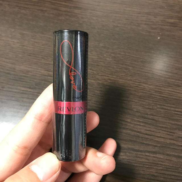 REVLON(レブロン)のレブロン スーパーラストラスリップスティックス 999 LOVE IS ON コスメ/美容のベースメイク/化粧品(口紅)の商品写真