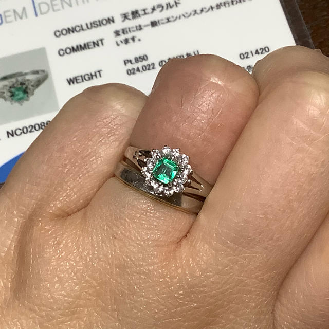 今だけ価格!極美♪プラチナ0.24ctエメラルド0.22ctダイヤリング 2022