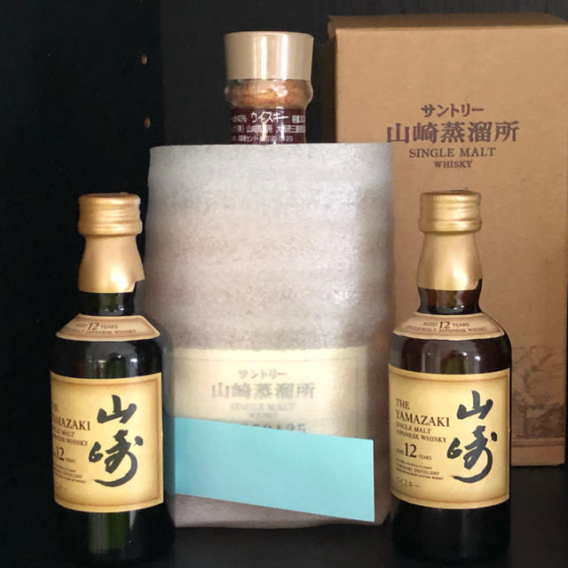 サントリー(サントリー)の山崎12年と山崎蒸溜所限定ウィスキー　セット 食品/飲料/酒の酒(ウイスキー)の商品写真