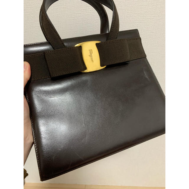 Salvatore Ferragamo(サルヴァトーレフェラガモ)の【値下げ】フェラガモ ヴァラ ハンドバッグ レディースのバッグ(ハンドバッグ)の商品写真