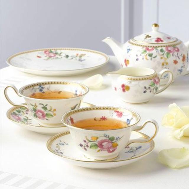 WEDGWOOD(ウェッジウッド)の本日限定値下　ティーカップ&ソーサー　2客　ウェッジウッド　ローズゴールド　 インテリア/住まい/日用品のキッチン/食器(グラス/カップ)の商品写真