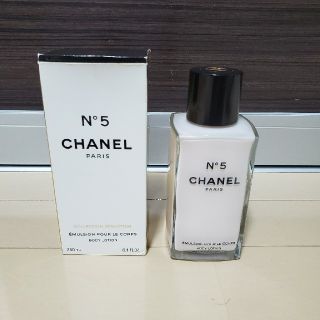 シャネル(CHANEL)のりん様専用　シャネル　No５　シルキー　ボディ　エマルジョン　250ml(ボディローション/ミルク)