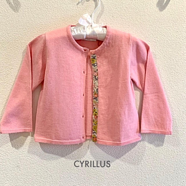 CYRILLUS(シリリュス)のCYRILLUS 24M (86) リバティープリント付きピンクのカーディガン キッズ/ベビー/マタニティのベビー服(~85cm)(カーディガン/ボレロ)の商品写真