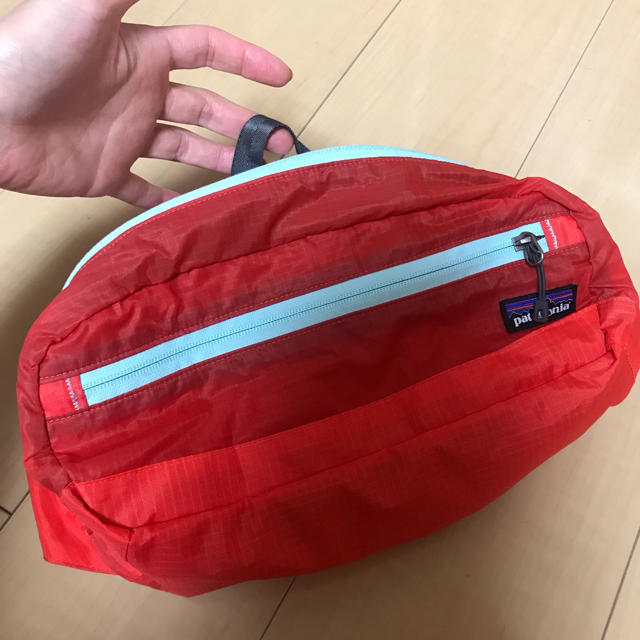 patagonia(パタゴニア)の新品　未使用　Patagonia パタゴニア　ウエストポーチ　赤×水色　送料込み メンズのバッグ(ウエストポーチ)の商品写真