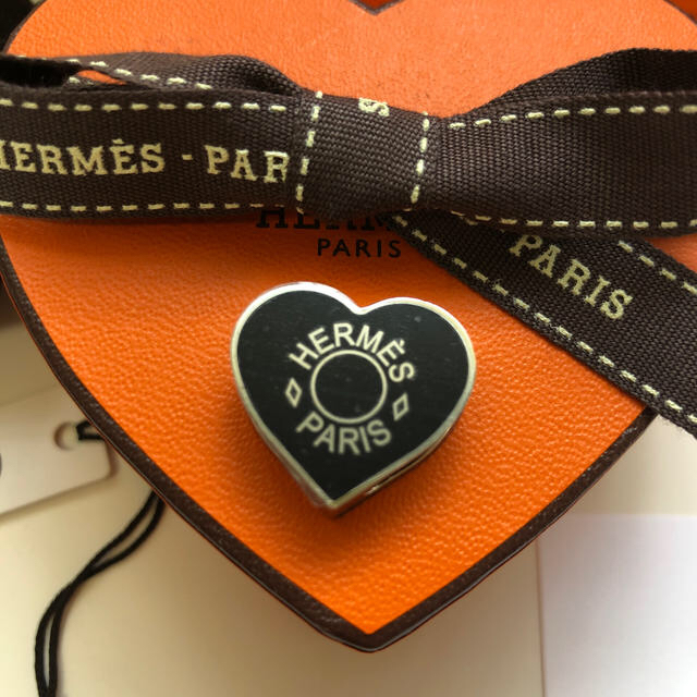 Hermes(エルメス)のエルメス ミニクー 黒　ハート　ツイリーリング　スカーフリング レディースのファッション小物(バンダナ/スカーフ)の商品写真