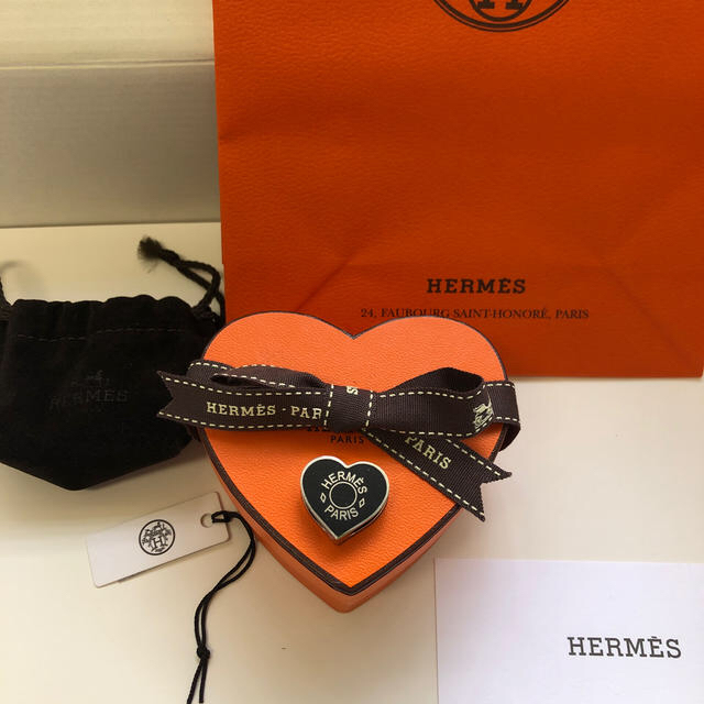 Hermes(エルメス)のエルメス ミニクー 黒　ハート　ツイリーリング　スカーフリング レディースのファッション小物(バンダナ/スカーフ)の商品写真