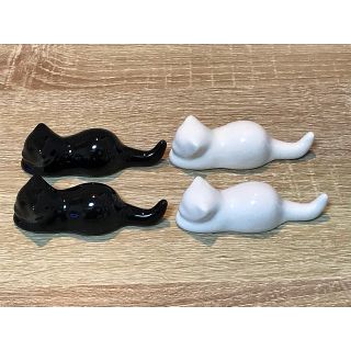 新品未使用　かわいい猫の箸置き　白と黒　4匹セット(カトラリー/箸)