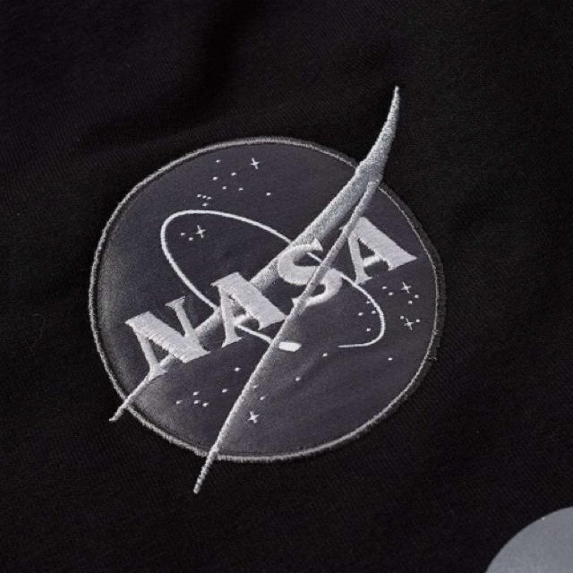 ALPHA INDUSTRIES(アルファインダストリーズ)の【新品】ALPHA × NASA コラボ REFLECTIVE SWEAT L メンズのトップス(スウェット)の商品写真