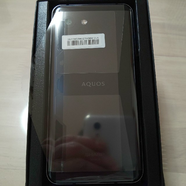 SHARP(シャープ)のAQUOS　r2 compact　SH-M09　ピュアブラック新品 スマホ/家電/カメラのスマートフォン/携帯電話(バッテリー/充電器)の商品写真