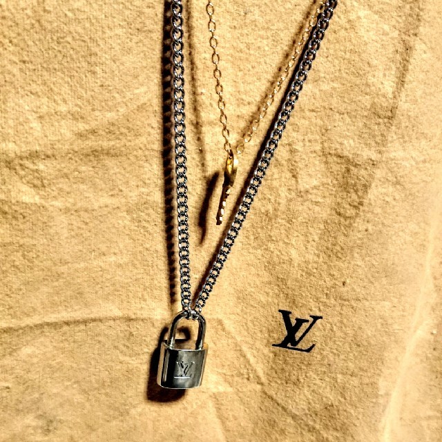 LOUIS VUITTON(ルイヴィトン)の美品！ルイヴィトン ゴールドカデナ南京錠、鍵1付き メンズのアクセサリー(ネックレス)の商品写真