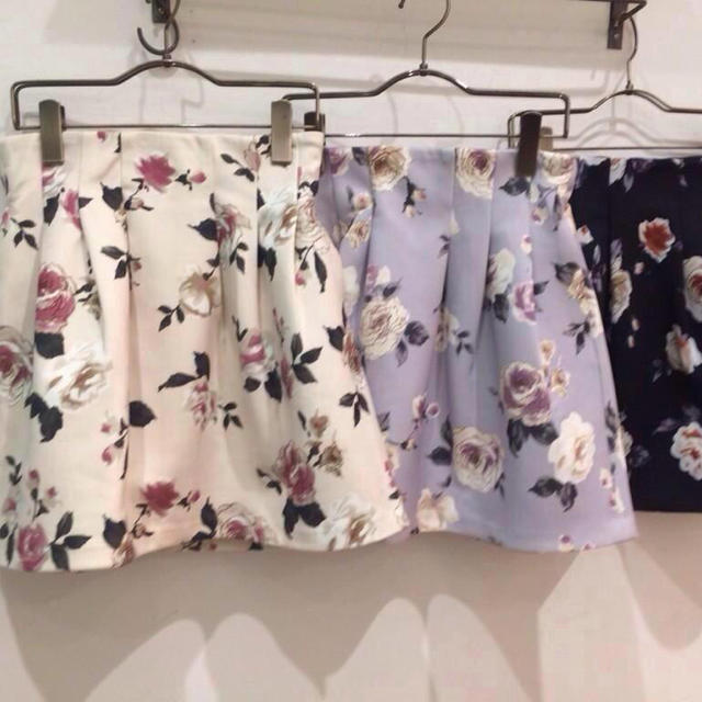 dazzlin(ダズリン)の花柄台形スカート レディースのスカート(ひざ丈スカート)の商品写真