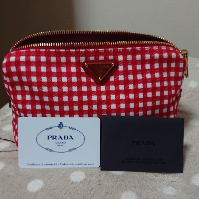 売り切り価格！【新品・美品】PRADA  ギンガムチェック 赤   ポーチ レディースのファッション小物(ポーチ)の商品写真