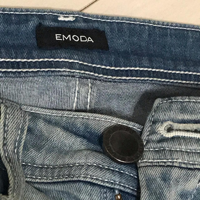 EMODA(エモダ)のEMODA サイズ1 ダメージクラッシュデニム　レギパン レディースのパンツ(デニム/ジーンズ)の商品写真