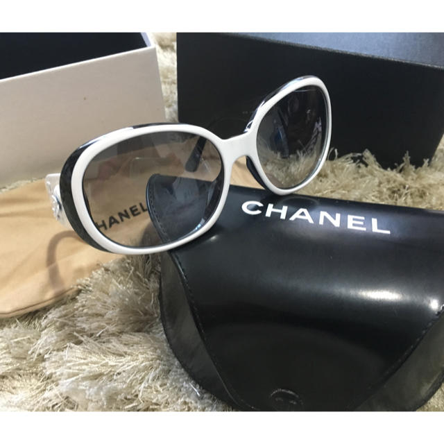 CHANEL サングラス カメリア 白×黒