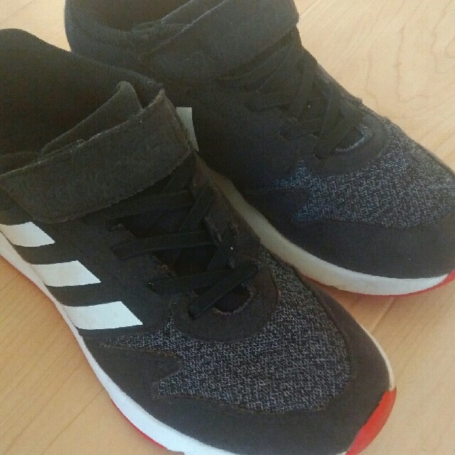 adidas(アディダス)のカオリ様専用     adidasスニーカー キッズ/ベビー/マタニティのキッズ靴/シューズ(15cm~)(スニーカー)の商品写真