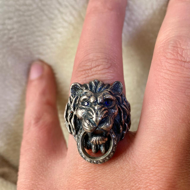 ライオン シルバー指輪 目が青い石。キラキラリングくわえてます メンズのアクセサリー(リング(指輪))の商品写真
