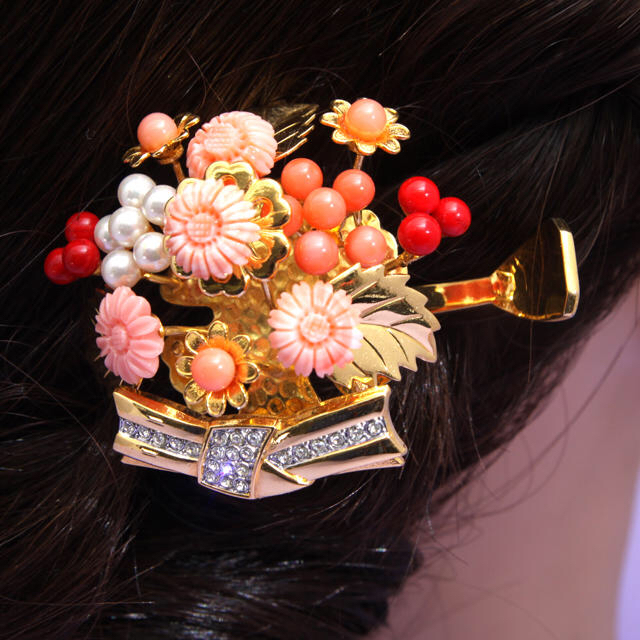 彫金かんざし(2本セット、本サンゴ菊花と結び) レディースのヘアアクセサリー(ヘアピン)の商品写真