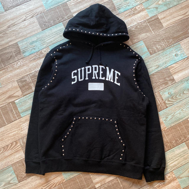 Supreme(シュプリーム)の18AW Supreme Studded Hooded Sweatshirt 黒 メンズのトップス(パーカー)の商品写真