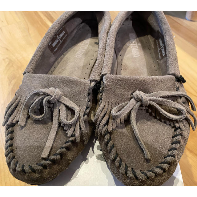 Minnetonka(ミネトンカ)の美品！ミネトンカ⭐︎モカシングレー⭐︎サイズ6 レディースの靴/シューズ(スリッポン/モカシン)の商品写真