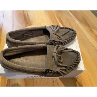 ミネトンカ(Minnetonka)の美品！ミネトンカ⭐︎モカシングレー⭐︎サイズ6(スリッポン/モカシン)