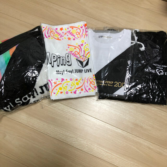 Hey! Say! JUMP(ヘイセイジャンプ)のHey!Say!JUMPツアーグッズ4点に更にTシャツとクリアファイル付けました エンタメ/ホビーのタレントグッズ(アイドルグッズ)の商品写真