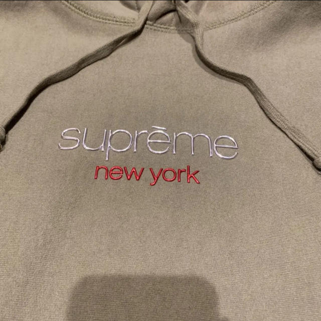 Supreme(シュプリーム)の新品 タグ付き supreme  オリーブ M パーカー メンズのトップス(パーカー)の商品写真