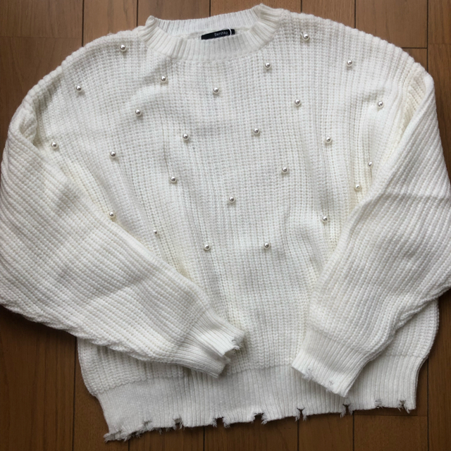 ZARA(ザラ)の【Bershka】白　ニット　ニットトップス　パール付き　丸首　ダメージ加工 レディースのトップス(ニット/セーター)の商品写真