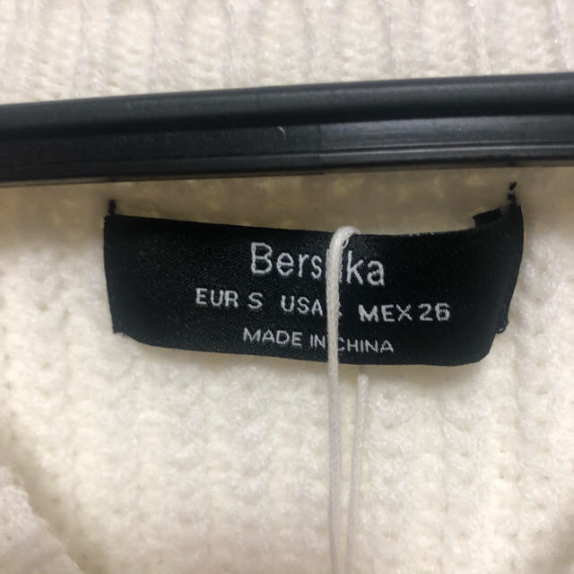 ZARA(ザラ)の【Bershka】白　ニット　ニットトップス　パール付き　丸首　ダメージ加工 レディースのトップス(ニット/セーター)の商品写真