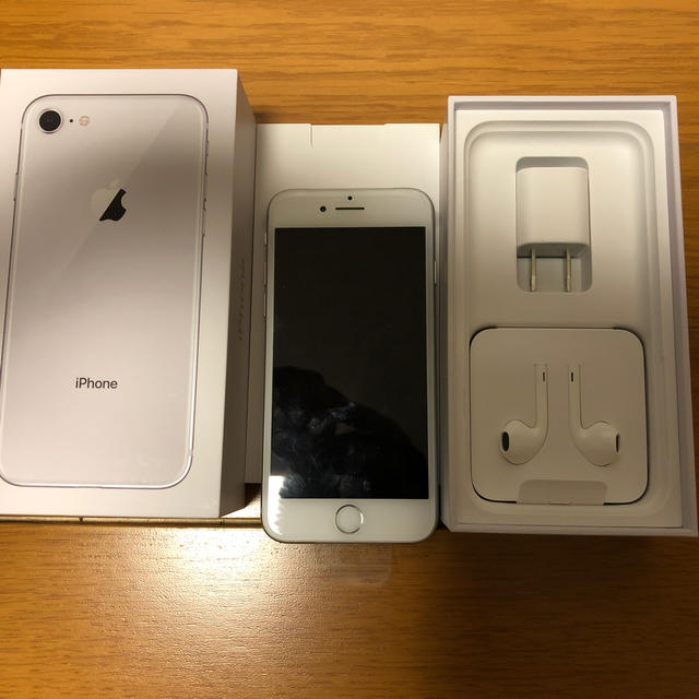 Apple(アップル)のiPhone8 スマホ/家電/カメラのスマートフォン/携帯電話(スマートフォン本体)の商品写真