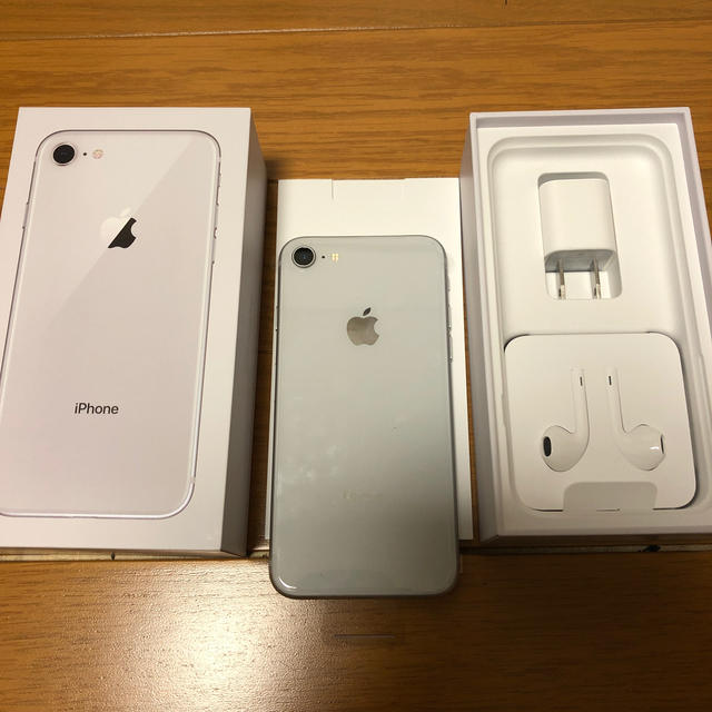 Apple(アップル)のiPhone8 スマホ/家電/カメラのスマートフォン/携帯電話(スマートフォン本体)の商品写真