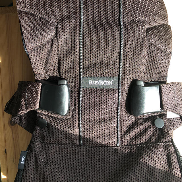 BABYBJORN(ベビービョルン)のお値下げ！◎美品◎ベビービョルン 抱っこ紐 メッシュ キッズ/ベビー/マタニティの外出/移動用品(抱っこひも/おんぶひも)の商品写真