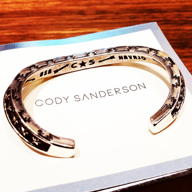 三代目 J Soul Brothers(サンダイメジェイソウルブラザーズ)のCody Sanderson コディサンダーソン スターバングル メンズのアクセサリー(バングル/リストバンド)の商品写真